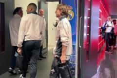 大戰(zhàn)在即！皇馬球員抵達酋長球場進行踩場訓(xùn)練，球員表情嚴(yán)肅