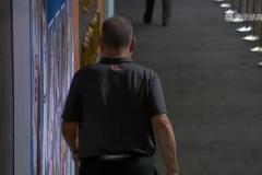 悲喜不相通休斯頓大學主帥桑普森落寞離場，不甘握拳砸墻！