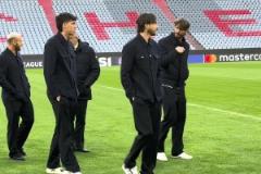 型男們抵達(dá)慕尼黑，實拍藍(lán)黑眾將在安聯(lián)球場踩場