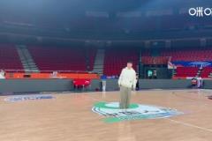 主教練正在熱身杜鋒在球隊訓(xùn)練中一記中場三分手起刀落~