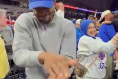 比爾:學(xué)弟們，哥就是你們的榜樣。錢多事少的榜樣。