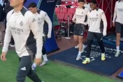 大戰(zhàn)一觸即發(fā)皇馬眾將抵達(dá)酋長球場踩場訓(xùn)練