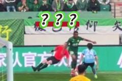 中超搞笑一幕：國安外援達萬一個急停成功“晃飛”邊裁