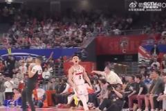 上海主場頂棚要被掀翻了！哈維神奇三分絕殺，上海球迷激動炸了！