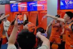 這氛圍！仿佛奪冠了一般！上海球員們在更衣室瘋狂噴水慶祝！