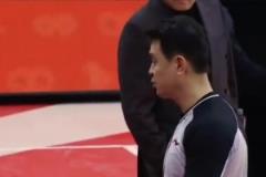 這是睡衣還是睡裙？米利唐女友這起床的擺拍動(dòng)作也太不嫻熟了