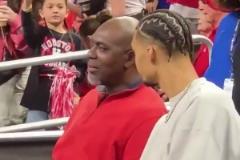 文班看起來恢復(fù)得不錯(cuò)啊，心情也挺好