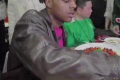 甲亢哥都制止不了！文和友綠衣服男對(duì)鹵鵝大樹的態(tài)度極不友善