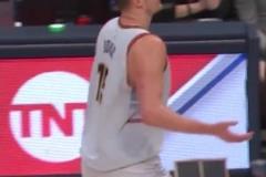 杜蘭特：踏馬的他們偷聽?wèi)?zhàn)術(shù)，還能吹我T，沒天理