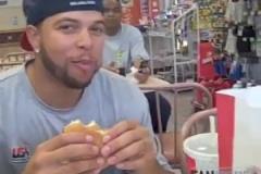 最接地氣的一次，夢(mèng)8隊(duì)在超市吃快餐，小詹給大家講笑話