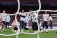 皇馬眾將在酋長球場踩場射門訓(xùn)練，歐冠大戰(zhàn)一觸即發(fā)！