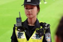 這顏值這氣質(zhì)！上海德比大戰(zhàn)賽場上的新警小姐姐，警花沒跑了