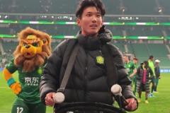 國安2-0戰(zhàn)勝浙江賽后：小將范雙杰帥氣謝場，領(lǐng)鼓工體戰(zhàn)吼