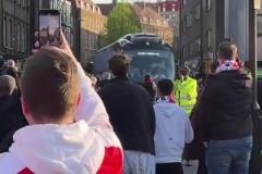 皇馬大巴抵達球場時，阿森納球迷高呼“梅西，梅西”