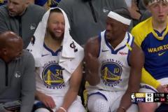 大勝就是開(kāi)心！庫(kù)里和巴特勒在板凳席上與助教有說(shuō)有笑的