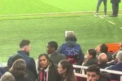 哈弗茨和卡拉菲奧里在球員通道嘲笑卡馬文加的紅牌