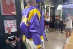 阿里納斯：聽說這是湖迷聽到馬龍下課的反應(yīng)