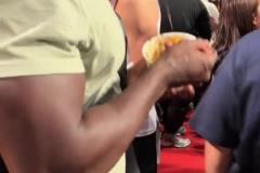 甲亢哥保鏢認真干飯，網(wǎng)友：呂迪格有點靦腆