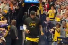 優(yōu)質(zhì)偶像！詹姆斯今日提前到球館熱身，已有大批球迷現(xiàn)場(chǎng)等待