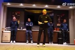 馬龍贏湖人后在更衣室訓(xùn)話：最后50秒我們還落后湖人3分，但后面沒有讓他們再得分！