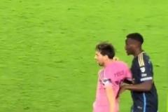 梅西：小伙子偷偷推我是吧？看我怎么智斗你！