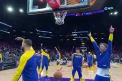 太有活啦！庫(kù)里大力砸球落地 回彈后從籃筐下方向上進(jìn)球