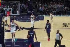 25號灰熊新秀韋爾斯空中被推失衡平摔腦袋著地重創(chuàng)昏迷