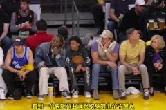 湖人主場邊經(jīng)常出現(xiàn)的丑陋小個子，身邊美女總是每次都不一樣