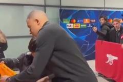 保持風(fēng)度盡管球隊失利，姆巴佩離開時仍親切與小球迷合影簽名