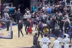 新秀韋爾斯重摔在地被擔(dān)架送出場(chǎng)治療！全場(chǎng)球迷給與鼓勁祈禱?