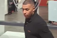 賽后皇馬四巨頭離場時(shí)情緒低落，不過均表示回到伯納烏能完成翻盤