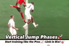 真勇??申花女球迷在海港球迷群中，偷偷露出申花球衣