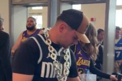 俠蜜力挺！獨(dú)行俠主場(chǎng)球迷進(jìn)場(chǎng)，一眼望去全是東契奇球衣