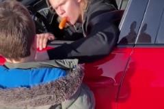 還以為只吃小孩呢！哈蘭德邊吃胡蘿卜邊為粉絲簽名！