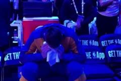 傷透孩子的心東契奇看完視頻后，擦眼淚擦了好一會(huì)才起身