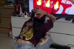 激動壞了！阿森納3-0皇馬，女槍迷在電視機前瘋狂慶祝