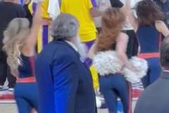 不行，一定要盤算清楚！比賽結(jié)束后，湖人球員還繼續(xù)和裁判理論