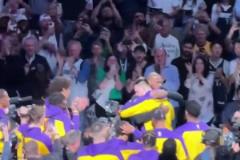 安撫下情緒！東契奇賽前與老詹擁抱，老詹拍了77后背幾下給予安慰