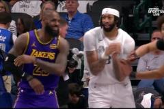 注意點影響！老詹&海斯又在場上和濃眉打情罵俏！