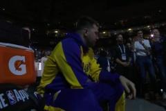 知道自己會哭？獨行俠剛要開始播放致敬視頻，東契奇就立刻找工作人員要了一條毛巾