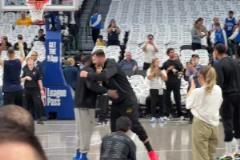 關(guān)系超好！東契奇進(jìn)場(chǎng)后，率先與前隊(duì)友&獨(dú)行俠工作人員們打招呼