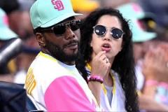 小卡攜女友觀賽 向鏡頭打招呼這手真是大??！