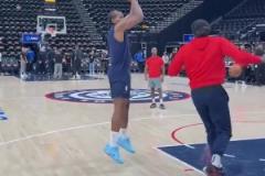 真就機器人??！小卡賽前熱身中距離 80秒鐘一個不丟