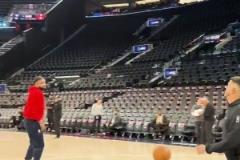 標(biāo)準鏡準備好了！小卡賽前翻身中距離彈無虛發(fā)！