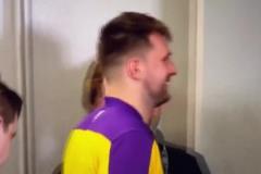 今日采訪最后，電風(fēng)扇催促東契奇快點(diǎn)快點(diǎn)，東契奇：閉嘴！