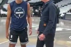 克里斯蒂：佩林卡你老實(shí)交代，怎么想著把我送了