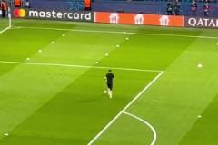 還沒走出來馬丁內(nèi)斯登場熱身，遭遇巴黎球迷震天狂噓