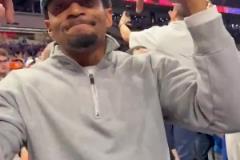 比爾：雖然我無(wú)緣季后賽了 但母校奪冠還是要慶祝的