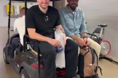 舒服呀~東契奇坐著小電車離開獨行俠球館 給孩子樂得