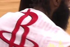 永遠(yuǎn)的火箭人！上賽季快船擊敗火箭之后 哈登披上了火箭的毛巾~